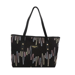 Sac cabas rayé à la mode avec broderies colorées et rivets dorés sur tissu noir