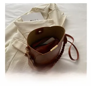 Détail de l'intérieur du sac seau en cuir marron foncé montrant sa grande capacité