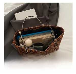 Sac fourre-tout à motif léopard avec chaîne dorée montrant une grande capacité de rangement