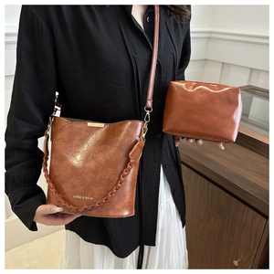 Détails du sac seau marron en similicuir avec poignée tressée et petite pochette assortie