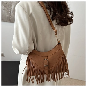 Vista posteriore dettagliata della borsa tote in pelle scamosciata marrone con nappe