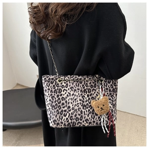 Vue détaillée du sac cabas imprimé léopard avec bandoulière et charm ours mignon
