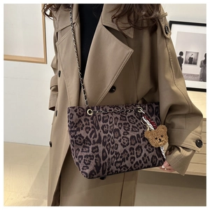 Détail du sac cabas léopard avec bandoulière chaîne dorée et breloque ours mignonne