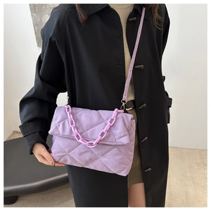 Vue détaillée du sac à main matelassé violet clair avec chaîne décorative en plastique