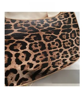 Vue macro du sac imprimé léopard avec texture cuir et détail de fermeture éclair