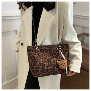 Détail du sac cabas léopard avec bandoulière en chaîne et breloque ours en peluche