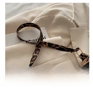 Détail de la bandoulière confortable à motif léopard avec attaches dorées chic