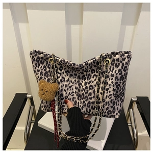 Détail du sac cabas léopard avec bandoulière en chaîne et breloque ours en peluche mignon