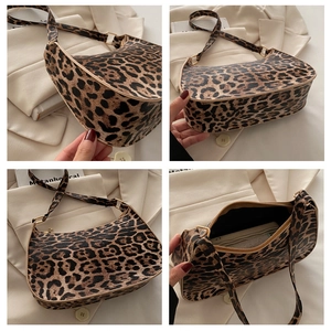 Détails du sac demi-lune imprimé léopard montrant la doublure et les ferrures