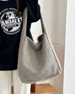 Nahaufnahme der grauen Woll-Tote-Bag zeigt dicke strukturierte Sherpa-Stoffdetails