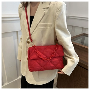 Vue détaillée du sac bandoulière matelassé rouge avec chaîne et sangle réglable