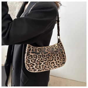Vue détaillée du sac sous le bras à imprimé léopard avec fermeture éclair dorée chic