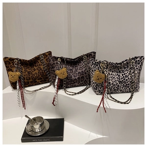Détails de sacs fourre-tout à imprimé léopard en trois couleurs avec breloques d'oursons