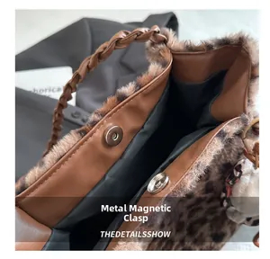 Dettaglio borsa tote leopardata in peluche con chiusura magnetica e manico in pelle
