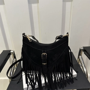 Borsa tote bohémien in camoscio nero con lunghe frange e fibbia in metallo dorato