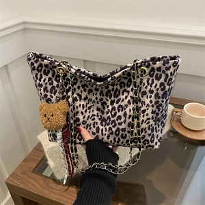 Sac fourre-tout à motif léopard avec bandoulière chaîne et breloque ours en peluche