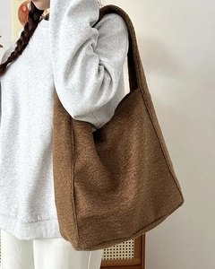Nahaufnahme der braunen Plüsch-Tote-Bag mit weicher Textur und breitem Schultergurt