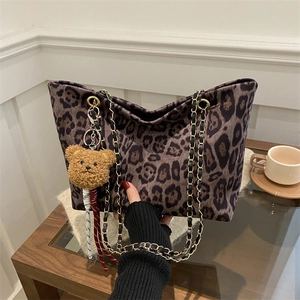 Sac fourre-tout léopard avec bandoulière dorée et breloque ours pour femmes chic