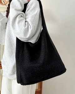 Detailansicht der schwarzen Woll-Tote Bag mit weicher Textur und breitem Schultergurt