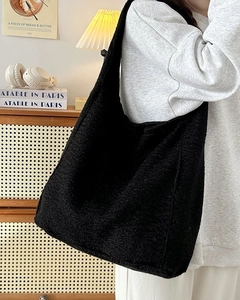 Nahaufnahme der schwarzen Oversize-Tote-Bag aus Teddywolle im herbstlichen Modestil am Model