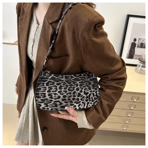 Détail du sac baguette à imprimé léopard avec fermeture éclair et style chic urbain