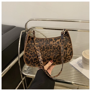 Détail du sac sous le bras léopard tendance en croissant avec texture cuir PU et zip