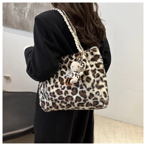 Dettaglio della borsa tote in peluche leopardato con ecopelliccia e tracolla intrecciata