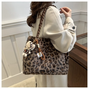 Dettaglio della borsa tote leopardata in peluche con texture morbida e ciondolo orsetto