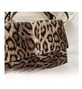 Nahaufnahme der Schultertasche mit Leopardenmuster und goldenen Metalldetails für Damen