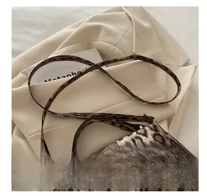 Detail des verstellbaren Schultergurts mit goldener Schnalle der Leopard-Handtasche