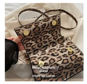 Detailansicht der Schultertasche mit Leopardenmuster und goldenen Magnetverschlüssen