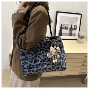 Dettaglio della borsa tote leopardata in peluche con texture in finta pelliccia morbida