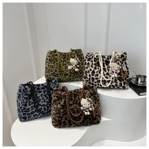 Dettaglio delle borse tote in peluche leopardato con ciondoli Hello Kitty in quattro colori
