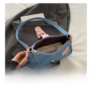 Vue détaillée du compartiment intérieur spacieux du sac sous le bras en denim étoilé