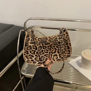 Sac sous le bras tendance pour femme avec imprimé léopard, style baguette vintage et zip