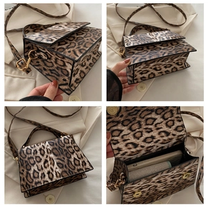 Detailansicht der Handtasche mit Leopardenmuster, Goldbeschlägen und Handyfach innen