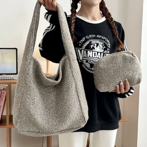 Graue Woll-Tote Bag mit passender Tasche, präsentiert von einem Model zu Hause