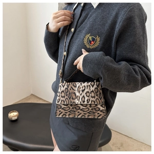 Detailansicht der Handtasche mit Leopardenmuster, Textur und verstellbarem Schultergurt