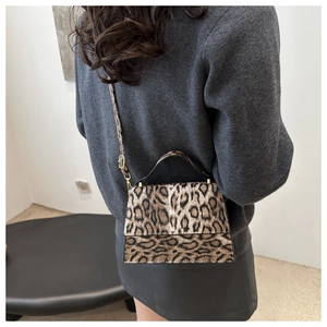 Modell mit Vintage-Handtasche im Leopardenmuster und Details aus Gold-Metall