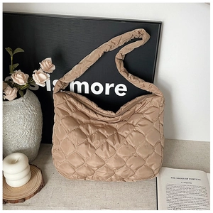 Dettaglio della grande borsa hobo trapuntata kaki in nylon liscio con cerniera metallica