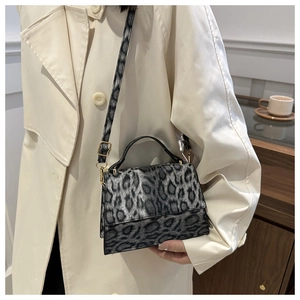 Details der grauen Handtasche mit Leopardenmuster, Plüschtextur und verstellbarem Riemen