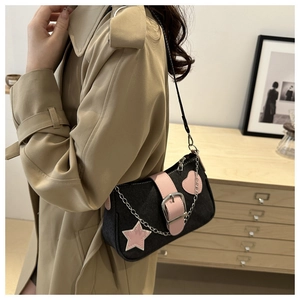 Détail du sac à épaule en jean avec cœurs roses et pendentif en forme d'étoile