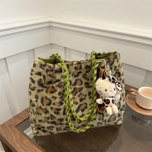 Borsa tote vintage leopardata in peluche con manici intrecciati e ciondolo carino