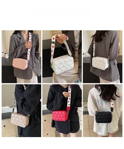 Sac bandoulière matelassé avec large sangle à motifs de cœurs en plusieurs couleurs