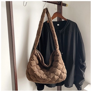 Dettaglio borsa shopper marrone trapuntata con trama a rombi e morbido materiale in nylon