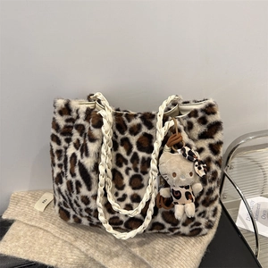 Borsa tote in peluche leopardata con tracolla a catena e ciondolo a forma di gattino