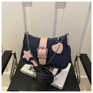 Détail du sac sous l'aisselle en denim Y2K avec étoiles roses et bandoulière en chaîne
