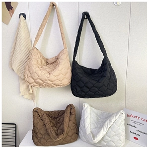 Dettagli delle borse tote trapuntate nei colori beige, nero, marrone e bianco da donna