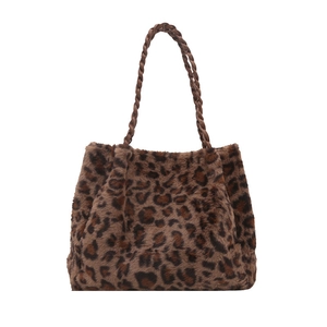 Borsa tote chic in finta pelliccia leopardata con manici intrecciati in pelle sintetica