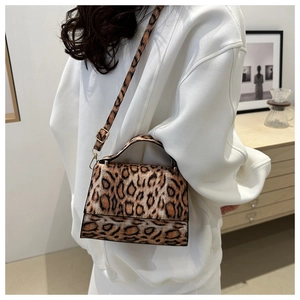 Detail der Handtasche mit Leopardenmuster, Plüschtextur und goldenem Schultergurt